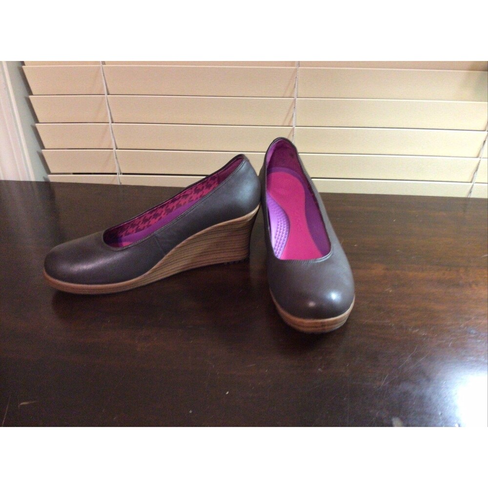 Crocs A-Leigh Closed Toe Wedge Heel Shoes Size 8 Brown Leather